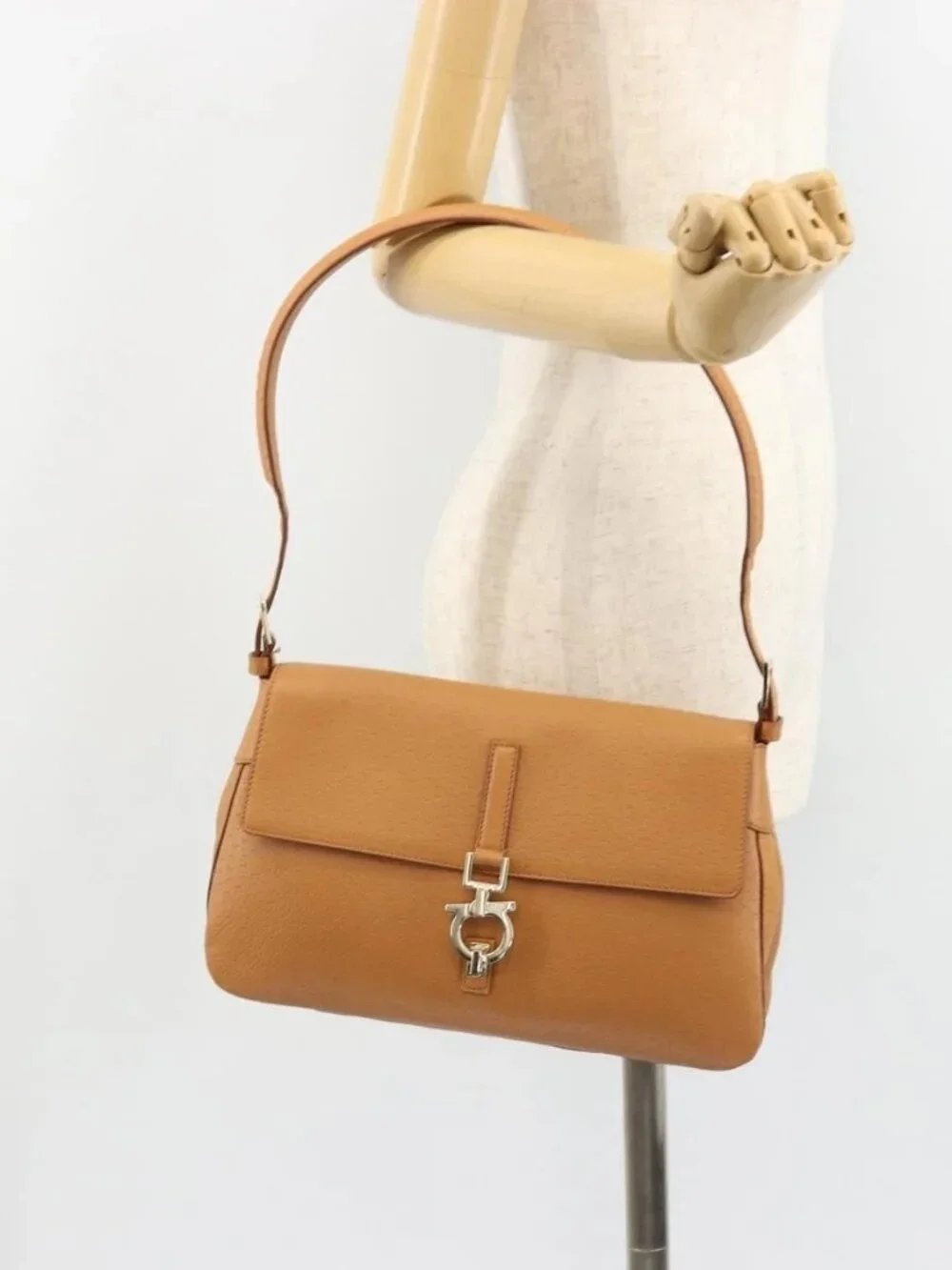 Salvatore Ferragamo Gancini Shoulder Bag Leather Brown Gold Auth 186271A